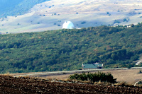 ... weit hinten : das Shamakhi Astrophysical Observatory ;-)