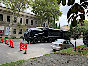 Monster-Fahrzeug am Filmset