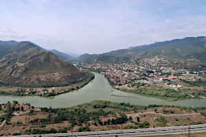 Blick von der Mtskheta Church zur Svetitskhoveli Cathedral of Twelve Apostles